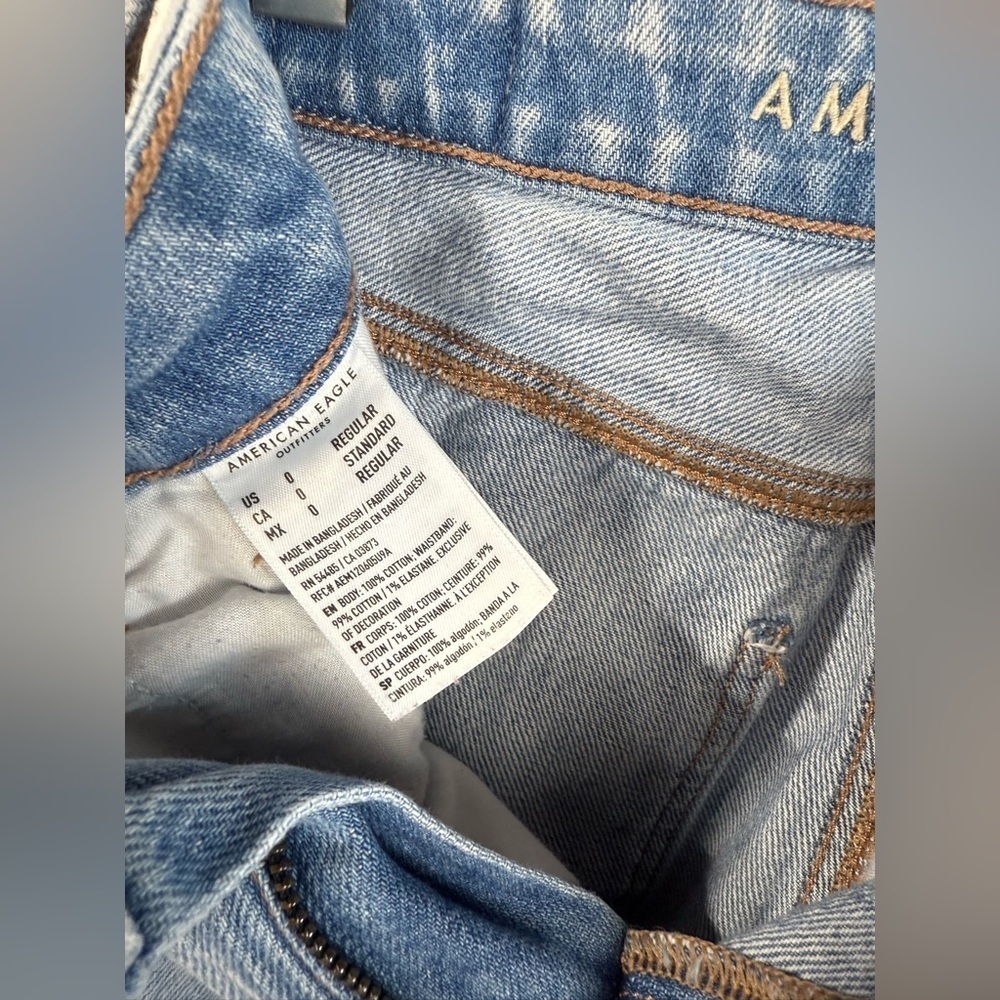 American Eagle women’s Mom Straight denim jean. Light/medium wash. Size 0 Reg - Picture 9 of 9